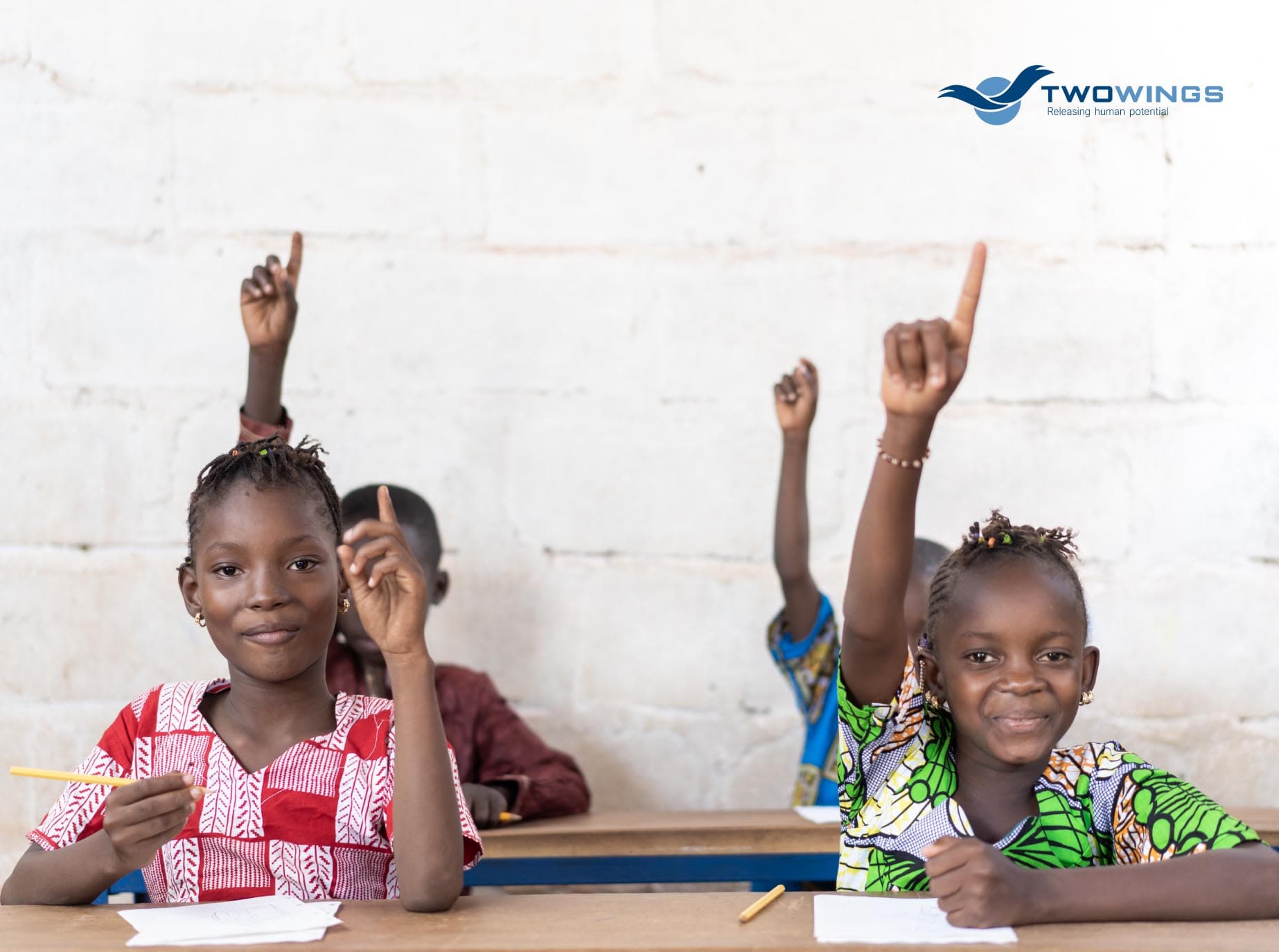 Jungen Menschen die Flügel heben